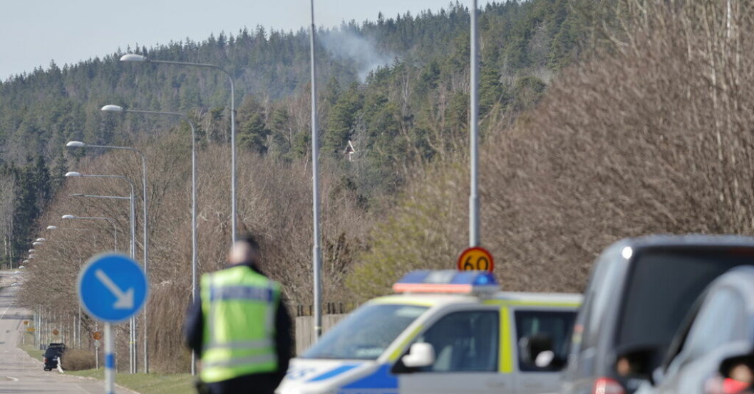 Polis nära platsen där en beväpnad man blev skjuten och greps i Alingsås. Man som sköts av polisen ännu inte förhörd