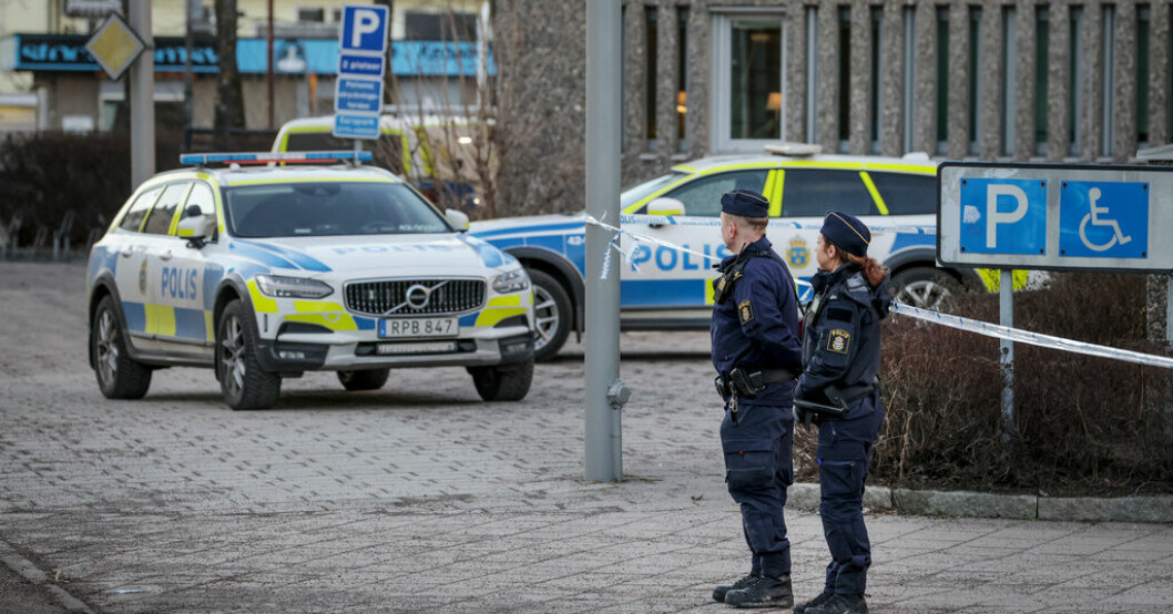 Polis och avspärrningar utanför polishuset i Norrköping den 27 februari efter att en polis knivskurits utanför entrén. Arkivbild. Man döms för "vansinnesattack" mot polis