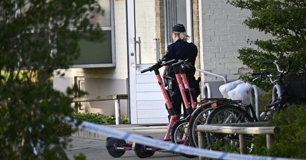 Polis och avspärrningar vid ingången till ett flerfamiljshus i Malmö på tisdagskvällen efter det att en tonåring hittats knivskuren i ett trapphus. Tonårig pojke knivskadad i trappuppgång