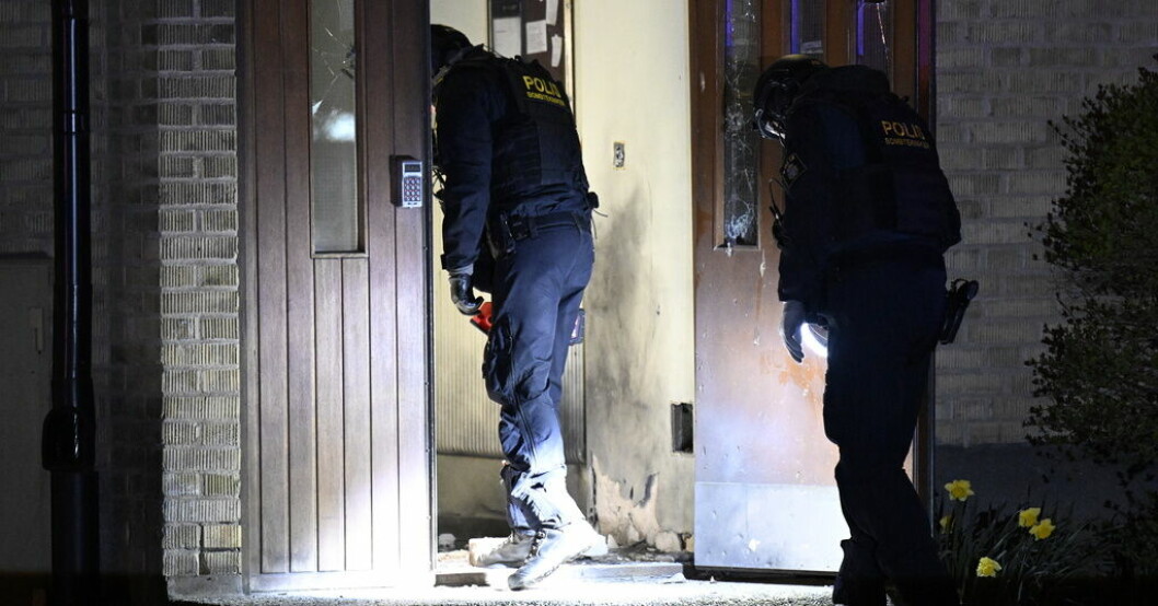 Polis och bombtekniker har varit på plats vid en fastighet i Malmö efter en explosion i ett trapphus på tisdagskvällen. Explosion i flerfamiljshus i Malmö