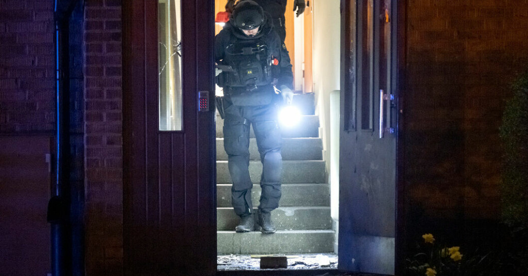 Polis och bombtekniker på plats vid en fastighet i Malmö efter en explosion den 18 april. Många sprängdåd klaras aldrig upp