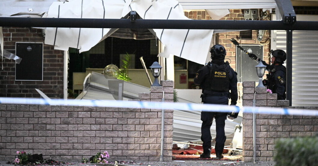 Polis och bombtekniker på plats vid en restaurangen på Artillerigatan i centrala Landskrona, tidigt på måndagsmorgonen. Explosion på restaurang i Landskrona