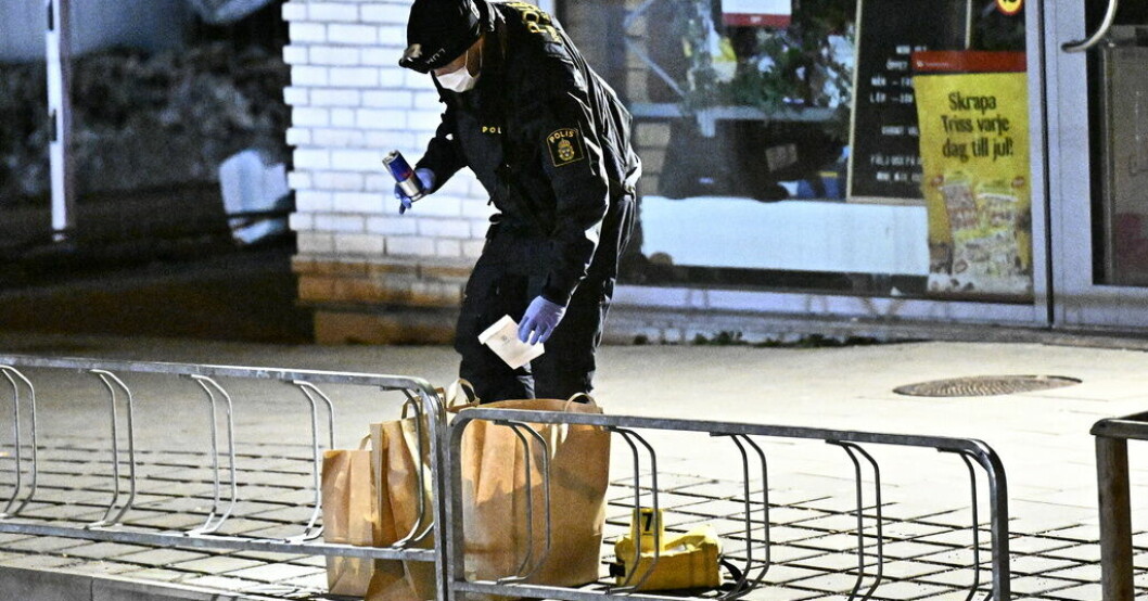 Polis och kriminaltekniker i Oxie utanför Malmö efter skottlossningen på fredagskvällen. Ingen gripen för skott mot ungdomar i Malmö