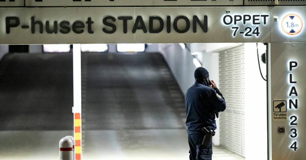 Polis och kriminaltekniker på plats i ett parkeringshus på Stadionområdet i Malmö under natten till fredagen efter att en död kvinna anträffats. Man anhållen efter p-husmord i Malmö