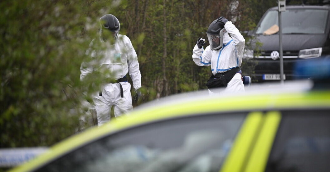 Polis och kriminaltekniker på plats vid en utbränd bil på en parkering i Lomma kommun på söndagen. I bilen hittas något som polisen misstänker är en människokropp. Kropp hittad i utbränd bil – utreder mord
