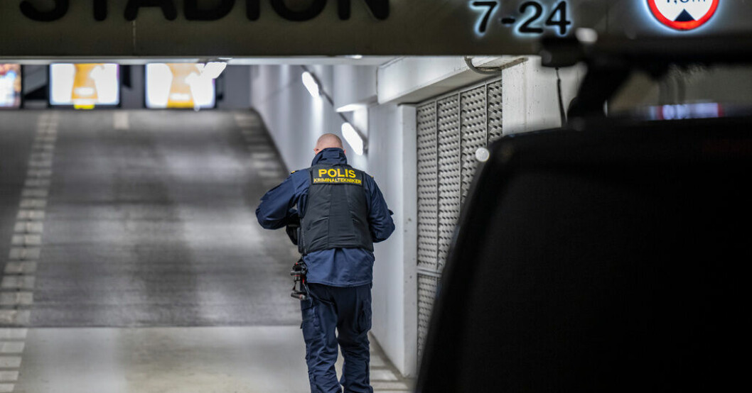 Polis och kriminaltekniker på plats vid parkeringshuset på Stadionområdet i Malmö där en kvinna hittades död i torsdags. Man erkänner mord i parkeringshus i Malmö