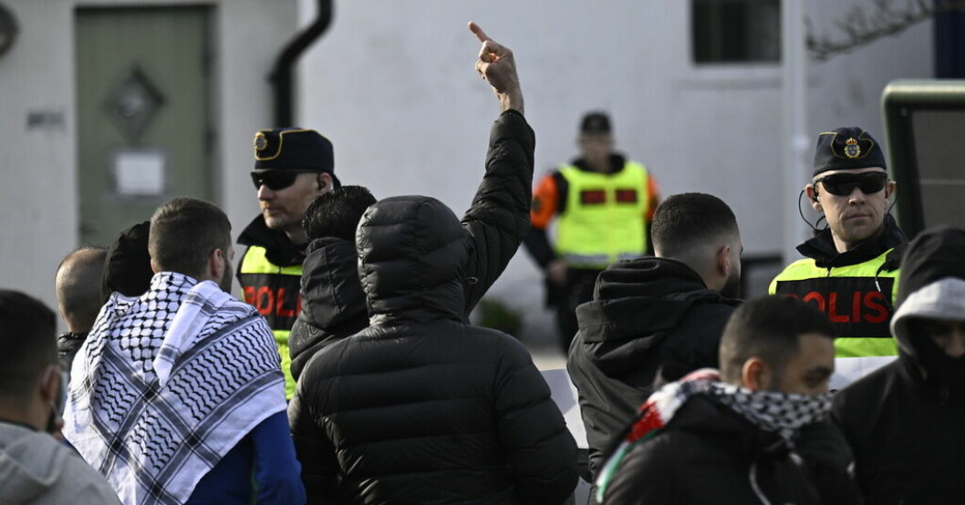 Polis och motdemonstranter vid Skånegården i Malmö den 16 april där den högerextreme politikern Rasmus Paludan brände en koran. Arkivbild. Sex åtalas för stenkastning vid koranbränning