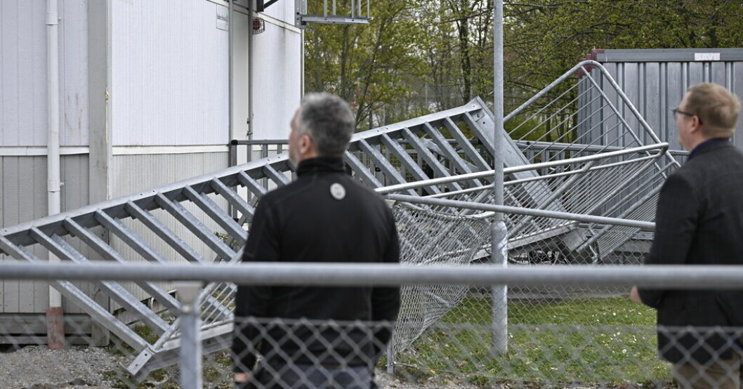 Polis och räddningstjänst på plats på Sofielundsslkolan i Malmö efter att en trappa havererat. Trappras på skola – två elever till sjukhus