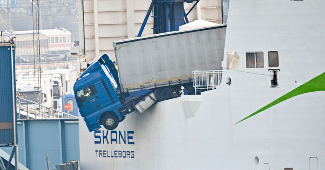 Polis och räddningstjänst på plats vid Stena Line färjan Skåne i hamnen i Trelleborg efter att en lastbil kommit i rullning under färden från Tyskland. Lastbil hänger från färja – glömde handbromsen