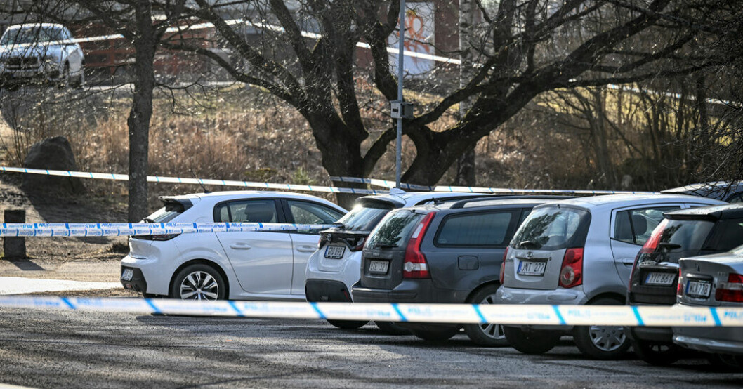 Polis på plats efter att en man i 20-årsåldern skjutits till döds på en parkeringsplats vid Rekarnegymnasiet i Eskilstuna på torsdagseftermiddagen. Förskolebarn hörde dödsskjutning
