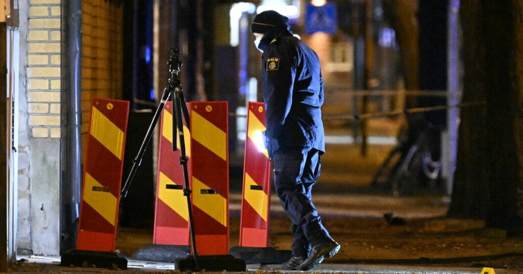 Polis på plats i centrala Trelleborg natten till lördagen efter att en man hittats skottskadad. Man skjuten – flera gängkriminella anhållna