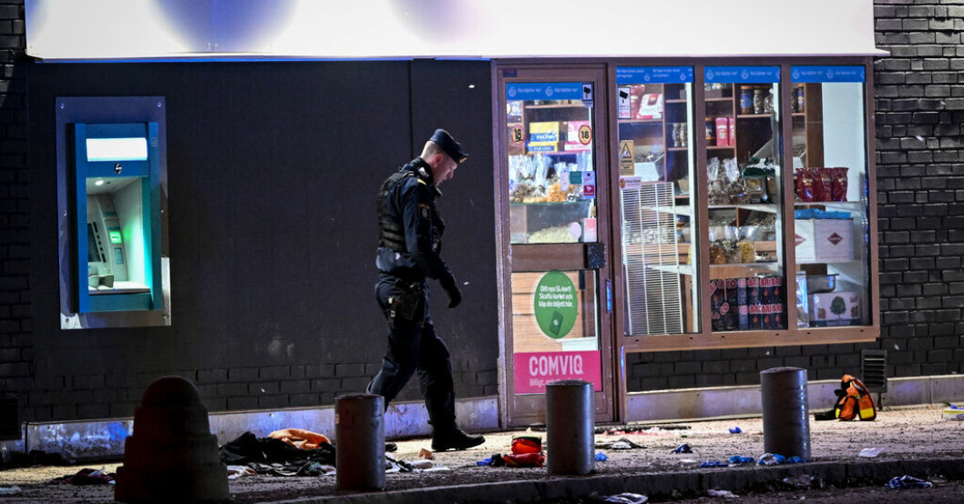 Polis på plats i Fittja centrum efter att flera personer skadats. Ännu ingen gripen för mordförsöken i Fittja