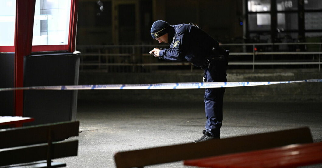 Polis på plats i Malmö efter att en man hittats knivskuren på fredagskvällen. Ung man knivskuren – förd till sjukhus