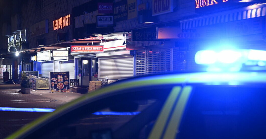 Polis på plats i Skärholmen i södra Stockholm efter att två män skadats i en skottlossning i närheten av tunnelbanestationen på onsdagskvällen. Uppgifter: Skjuten man var del av gängkonflikt