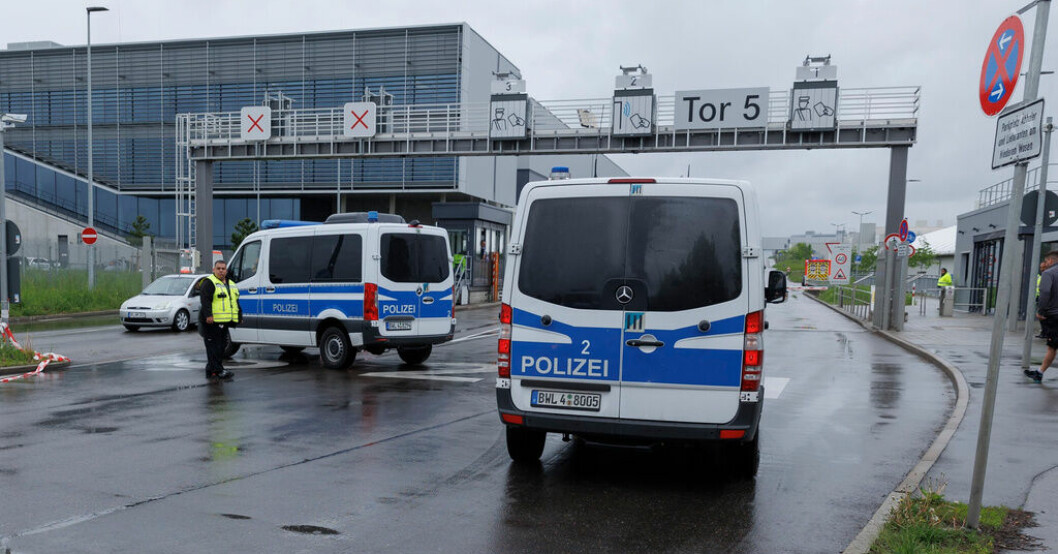 Polis på plats vid fabriken i sydvästra Tyskland där en man öppnade eld på torsdagen. Man öppnade eld på Mercedesfabrik – två döda
