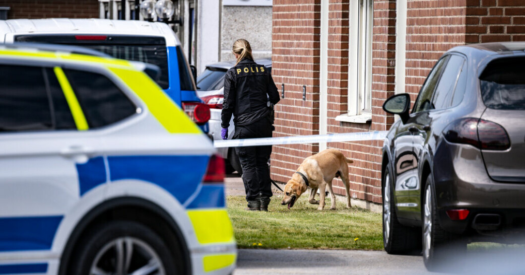 Polis på plats vid industriområdet i Helsingborg där två män skadats allvarligt i en skottlossning på torsdagen. Arkivbild. Person anhållen efter skjutning i Helsingborg