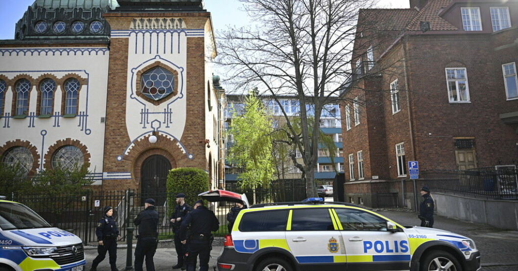Polis på plats vid synagogan i Malmö på onsdagsmorgonen. Polisen utreder ett försök till allmänfarlig ödeläggelse. Misstankar: Förberedde grovt brott mot synagoga