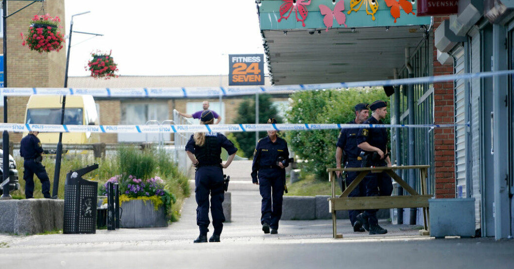 Polis på platsen där en 22-årig man sköts till döds i Länsmansgården i somras. Nu döms flera personer för inblandning i mordet. Arkivbild. Man får livstid för mord med tårgaspistol