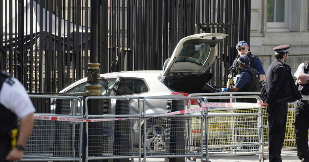Polis på platsen efter det att bilen kraschat in i grindarna. Bil kraschade in i Downing Street-grindar