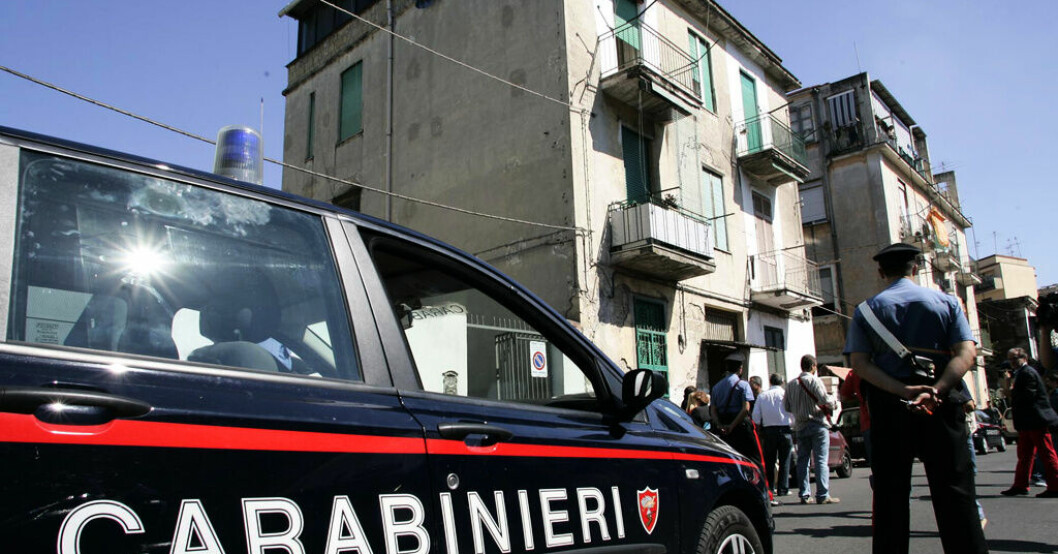 Polis slår till mot en medlem av maffiagruppen Camorra i Neapel. Arkivbild. Kvinnlig maffiaboss dömd i Italien