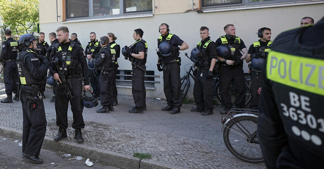 Polis utanför grundskolan i stadsdelen Neukölln i Berlin efter knivattacken. Arkivbild. Psykisk ohälsa kan vara del i tysk skolattack
