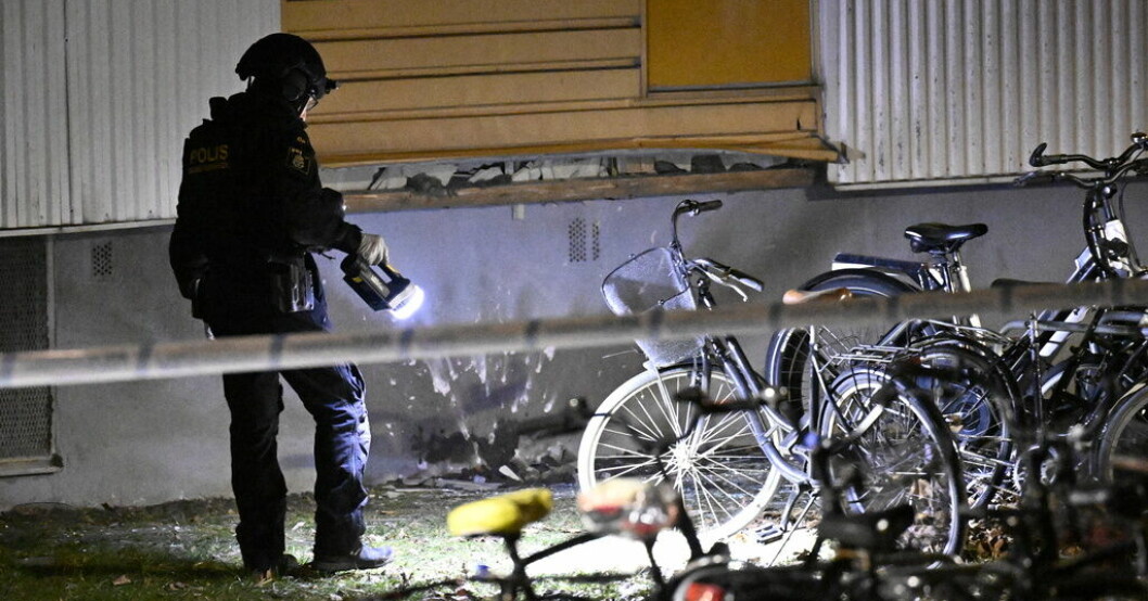 Polis vid brottsplatsen.