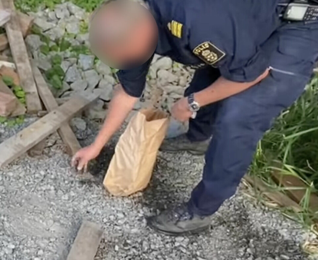 ”Det är mycket bättre om du låter det här vara kvar i vattnet. För varje gång måste vi ringa hit bombskyddet. De måste komma hit från Stockholm. Och det hela kostar väldigt mycket”, säger polismannen i klippet.