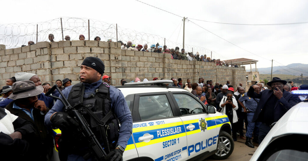 Polisavspärrning vid fastigheten där tio personer mördades i Kwazulu-Natal i Sydafrika. Familj dödad i överfall i sitt hem
