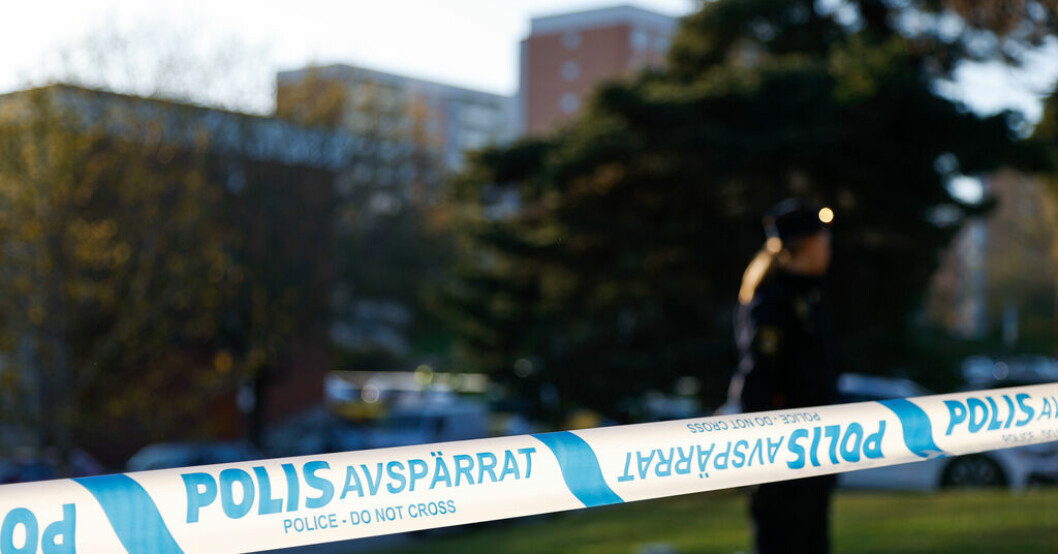 Polisavspärrningar efter måndagens mord utomhus i Jakobsberg norr om Stockholm. En anhållen efter dödsskjutning i Jakobsberg