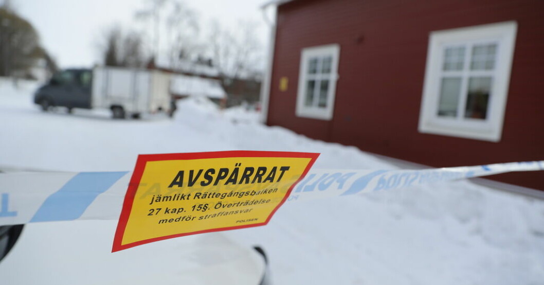 Polisavspärrningar vid brottsplatsen i Luleå i mars i år. Arkivbild. Misstänkt för dubbelmord kan vara psykiskt sjuk