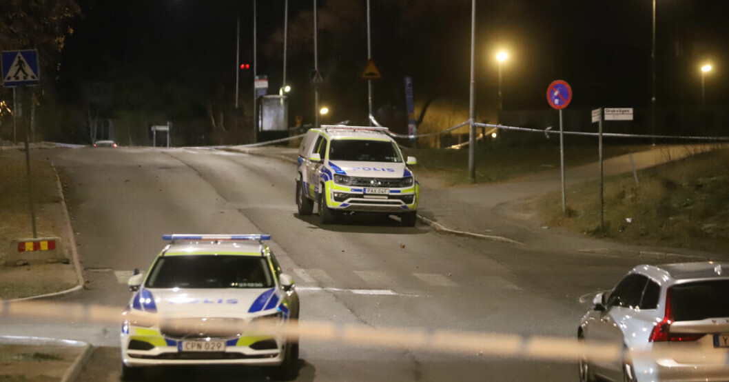 Polisbilar på platsen där en man sköts ihjäl i Huddinge söder om Stockholm i november 2021. Arkivbild. Man lurad och avrättad – fyra får livstid