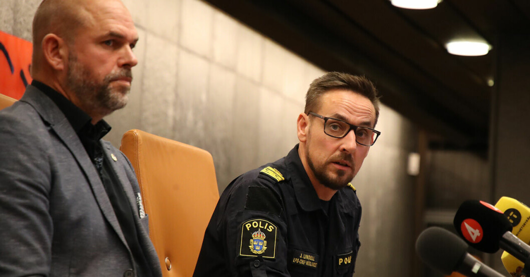 Rickard Finndahl och Jonas Lindell under polisens presskonferens på onsdagskvällen.