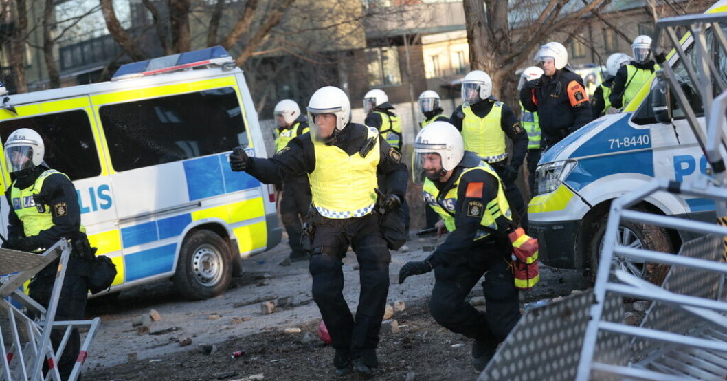 Polisen fick stenar kastade på sig under upploppet i Sveaparken i Örebro förra våren. Arkivbild. Polisen undrande efter dom i HD