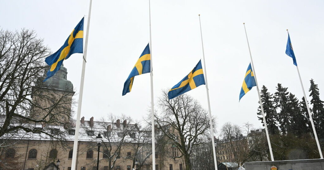 Polisen flaggade på halvstång och höll en tyst minut för Mats Löfving under torsdagen. Här utanför polishuset i Stockholm. Arkivbild. Löfvings död anmäls till Arbetsmiljöverket
