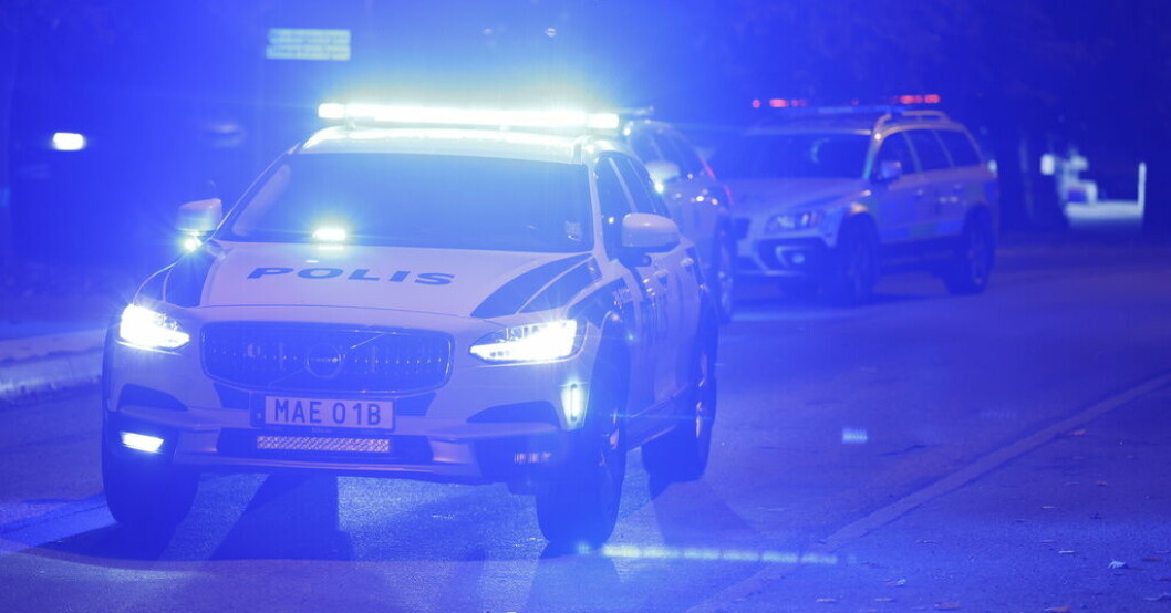 Polisen hamnade i diket när hjullastaren körde fram. Arkivbild. Par döms för blåljussabotage