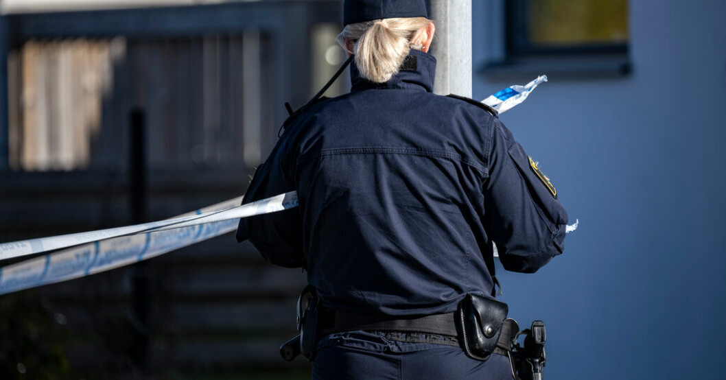 Polisen har spärrat av brandplatsen. Arkivbild. Fyra lastbilar i brand vid Postnord i Växjö