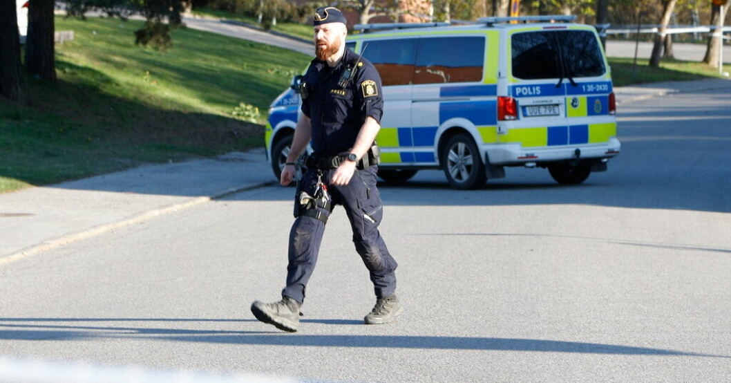 Polisen har spärrat av en plats för teknisk undersökning efter en skottlossning i Stockholmsförorten Jakobsberg Man skjuten till döds nordväst om Stockholm