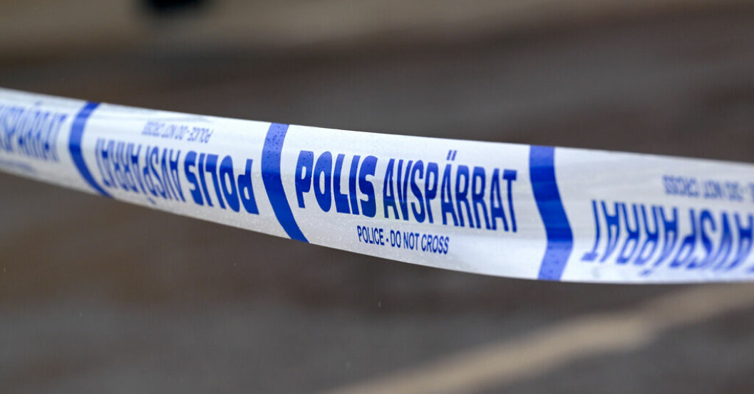 Polisen har spärrat av ett bostadshus i Västerås efter en skottlossning. Arkivbild. Skott mot bostad i Västerås