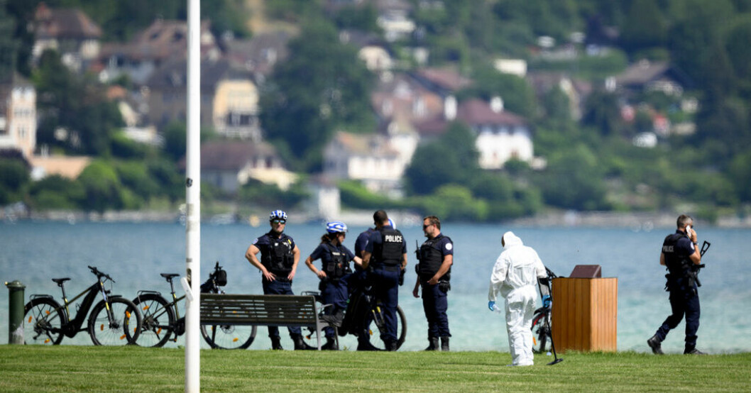 Polisen på plats i parkområdet vid sjön efter attacken i torsdags. Arkivbild. Misstänkt i knivdådet anklagas för mordförsök