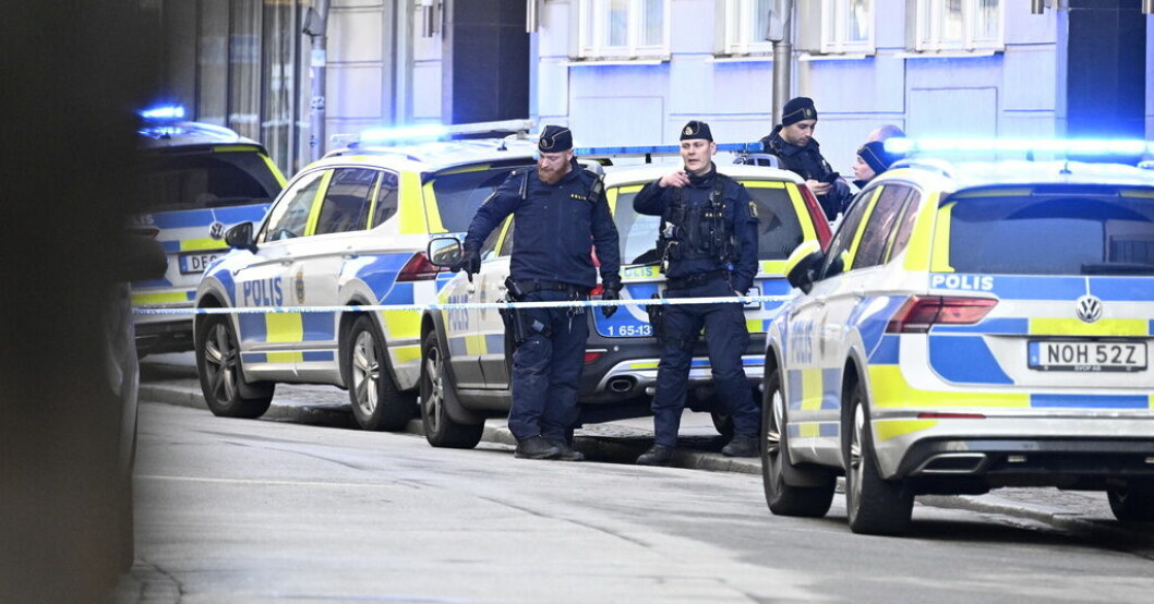 Polisen på plats på Baltzarsgatan i centrala Malmö på tisdagen efter att tre män hittats skadade. Skadad man i Malmö har avlidit – fyra anhållna