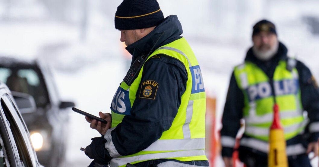 Polisen ska få rätt att kroppsvisitera personer i fler fall vid gränsområden. Arkivbild. Regeringen förlänger gränskontrollerna