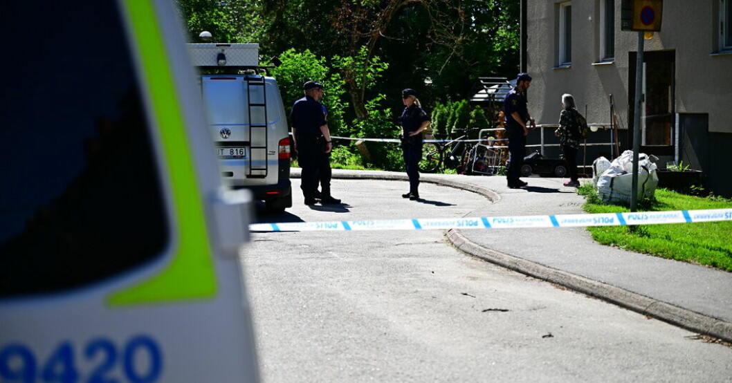 Polisen söker efter "en eller flera" gärningsmän efter skjutningen i Ulvsunda i västra Stockholm. Man skjuten till döds på balkong