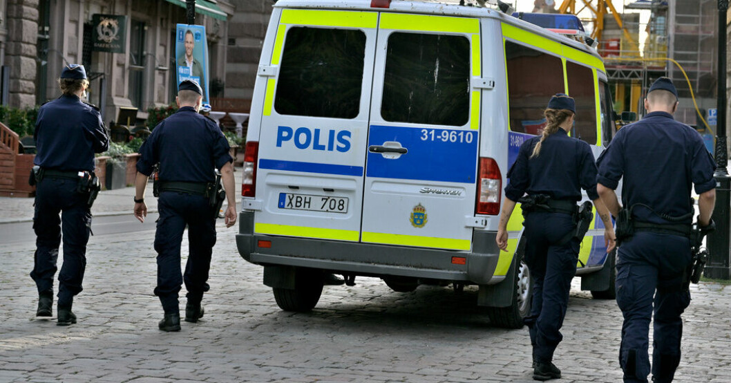Polisen söker efter spår efter att en väska innehållandes en sprängladdning hittades i Kungsträdgården den 22 augusti i fjol. Pojke frikänns för bomb i Kungsträdgården