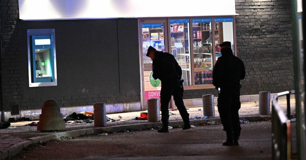 Polis undersöker brottsplatsen. Tre personer har skottskadats, två har allvarliga skador. Polisen undersöker brottsplatsen.