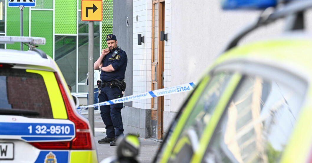 Polisen utreder ett knivmord i närheten av Älvsjö station. Tonårspojke knivdödad i södra Stockholm