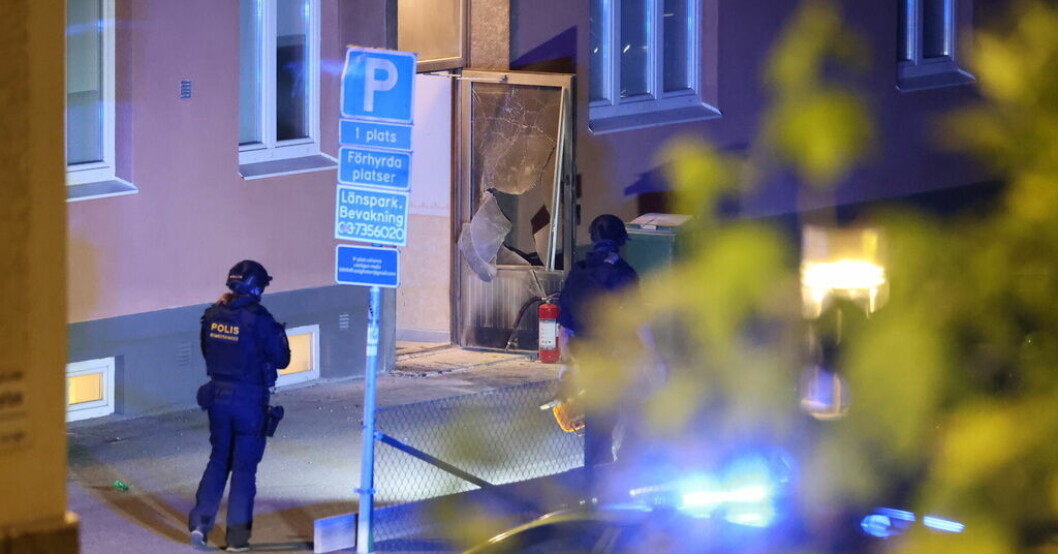Polisens bombtekniker har arbetat på platsen under natten. Detonation i Sundbyberg – port sprängd