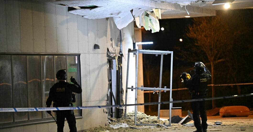 Polisens bombtekniker vid en butik i Helsingborg efter en explosion i en butik natten till måndagen. Explosion vid affär i Helsingborg