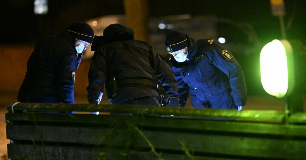 Polisens kriminaltekniker på plats efter skjutningen i Trelleborg i fredags. Man död efter skjutning i Trelleborg