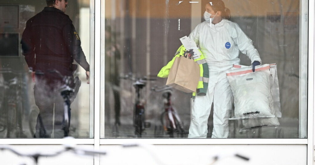 Polisens kriminaltekniker på plats i stadsdelen Näsby i Kristianstad den 9 december förra året sedan en kvinna mördats. Arkivbild. Man åtalas för att ha mördat sin sambo