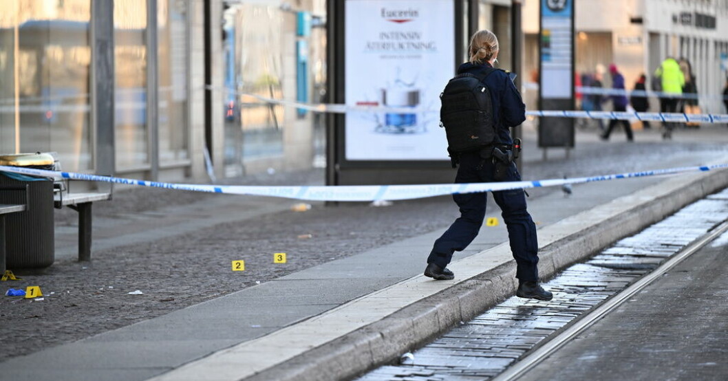 Polisens kriminaltekniker undersöker området där ett barn knivhuggits i Brunnsparken i centrala Göteborg. Arkivbild. Man som högg flicka led av psykisk störning